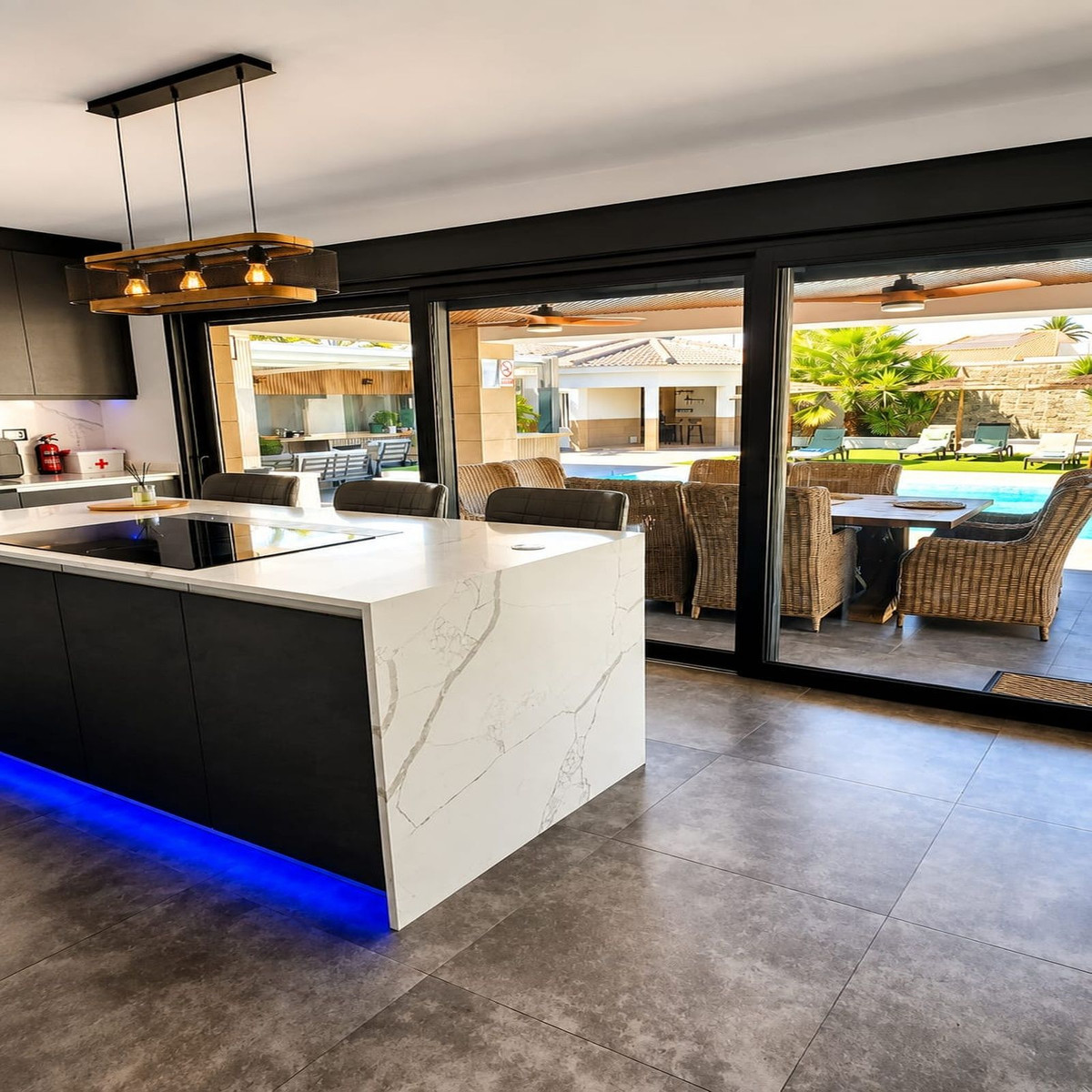 For sale - 5 Bedroom 3 Bathroom House - Detached Villa in Torrevieja - Torrevieja Centro  - Alicante