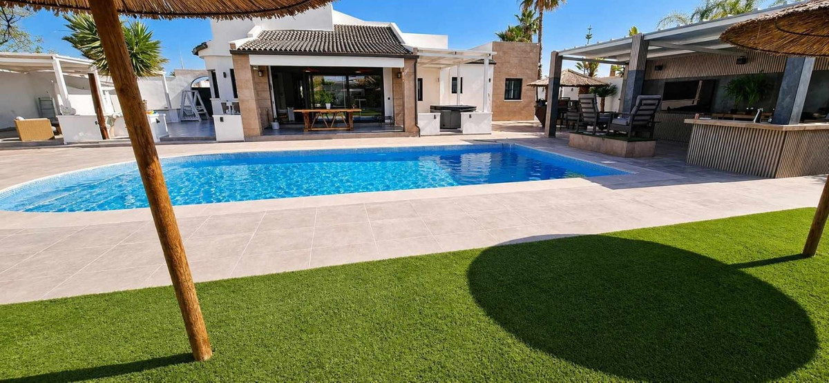 For sale - 5 Bedroom 3 Bathroom House - Detached Villa in Torrevieja - Torrevieja Centro  - Alicante