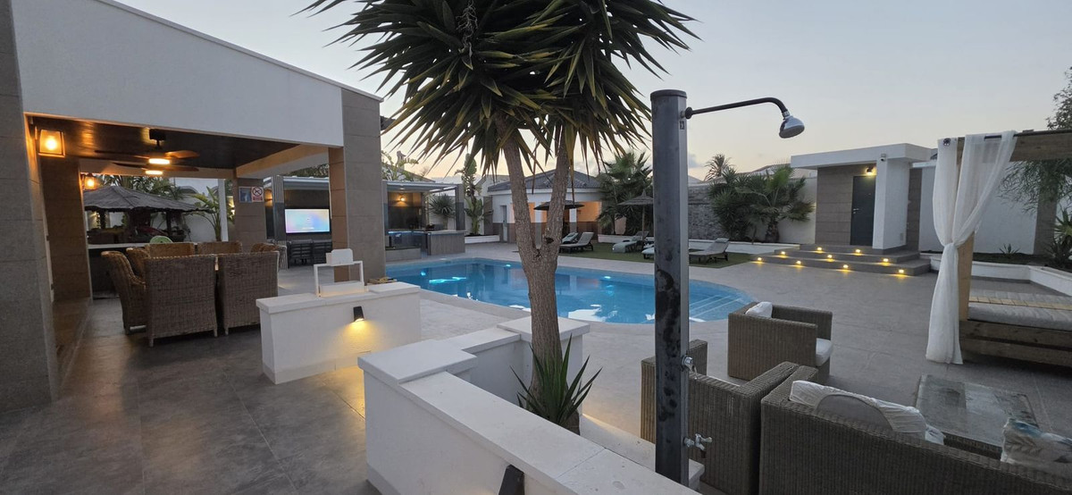 For sale - 5 Bedroom 3 Bathroom House - Detached Villa in Torrevieja - Torrevieja Centro  - Alicante