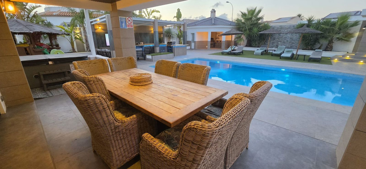 For sale - 5 Bedroom 3 Bathroom House - Detached Villa in Torrevieja - Torrevieja Centro  - Alicante