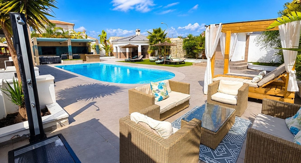 5 Bedroom 3 Bathroom House - Detached Villa in Torrevieja