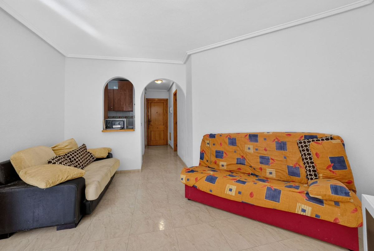 For sale - 2 Bedroom 1 Bathroom Apartment - Middle Floor Apartment in Torrevieja - Torrevieja Centro  - Alicante