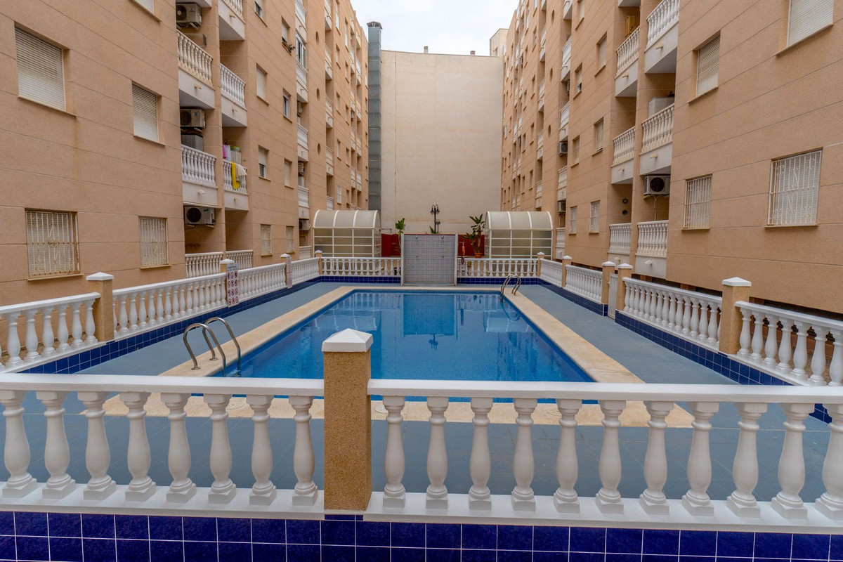For sale - 2 Bedroom 1 Bathroom Apartment - Middle Floor Apartment in Torrevieja - Torrevieja Centro  - Alicante