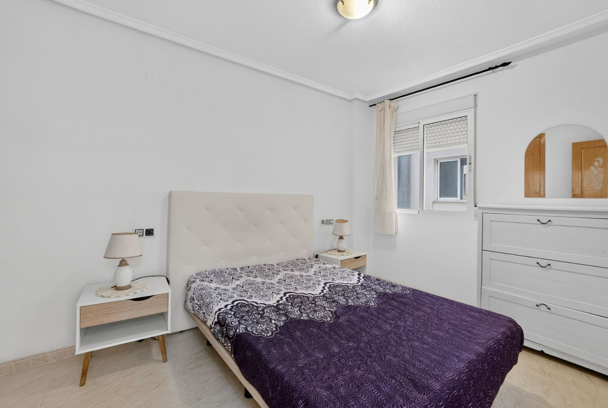 For sale - 2 Bedroom 1 Bathroom Apartment - Middle Floor Apartment in Torrevieja - Torrevieja Centro  - Alicante
