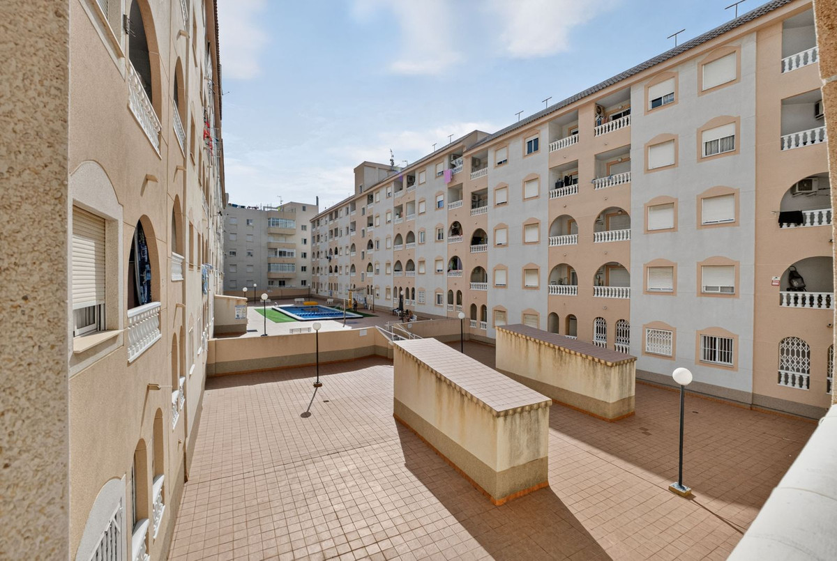 For sale - 2 Bedroom 1 Bathroom Apartment - Middle Floor Apartment in Torrevieja - Torrevieja Centro  - Alicante