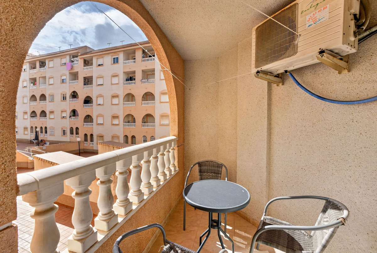 For sale - 2 Bedroom 1 Bathroom Apartment - Middle Floor Apartment in Torrevieja - Torrevieja Centro  - Alicante