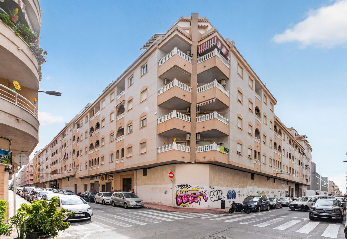For sale - 2 Bedroom 1 Bathroom Apartment - Middle Floor Apartment in Torrevieja - Torrevieja Centro  - Alicante