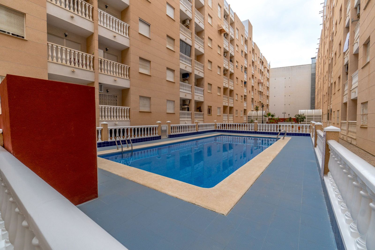 For sale - 2 Bedroom 1 Bathroom Apartment - Middle Floor Apartment in Torrevieja - Torrevieja Centro  - Alicante