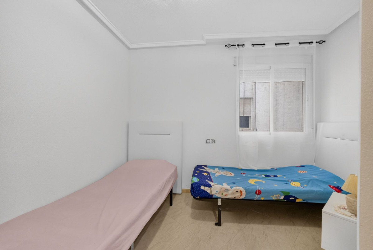For sale - 2 Bedroom 1 Bathroom Apartment - Middle Floor Apartment in Torrevieja - Torrevieja Centro  - Alicante