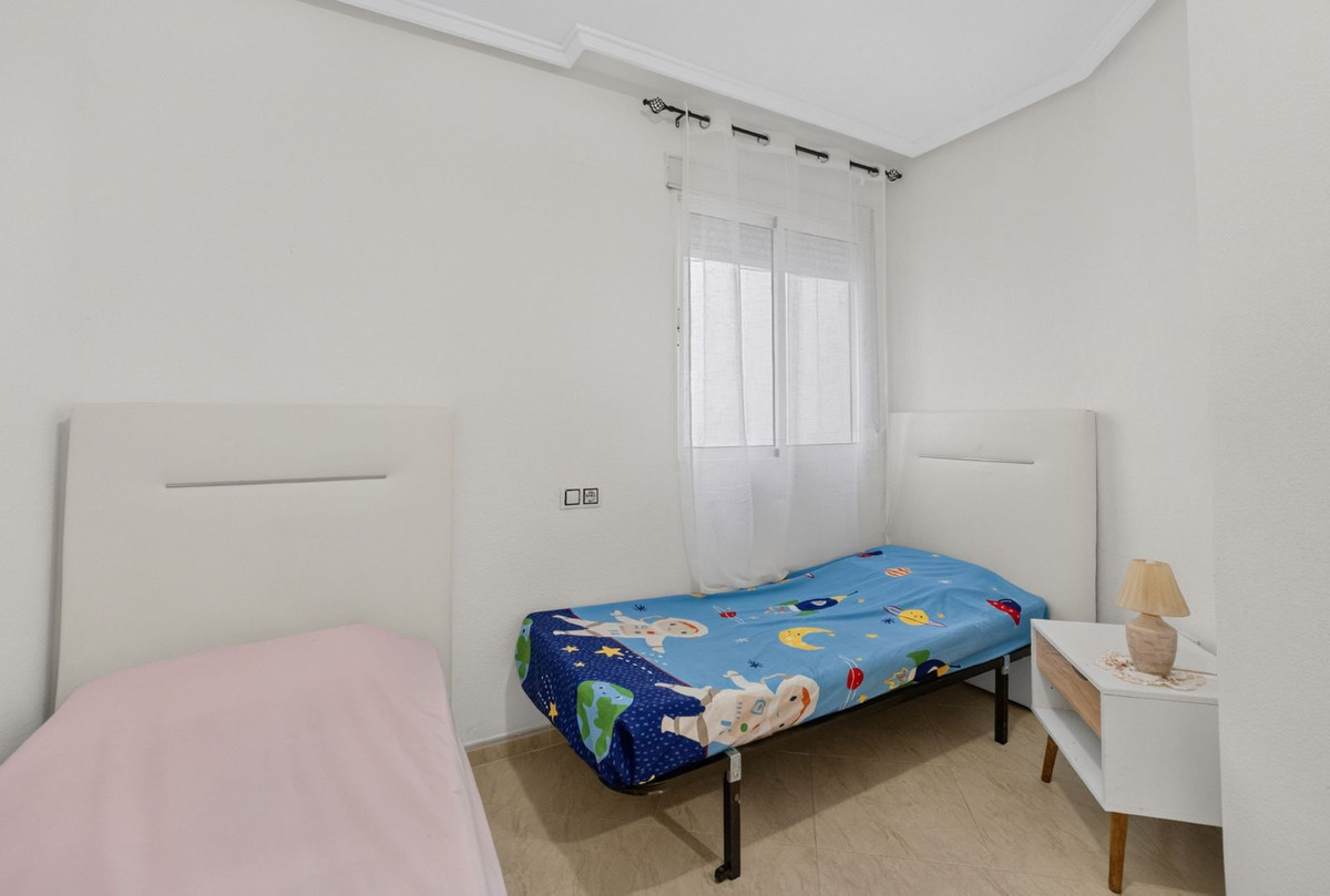 For sale - 2 Bedroom 1 Bathroom Apartment - Middle Floor Apartment in Torrevieja - Torrevieja Centro  - Alicante