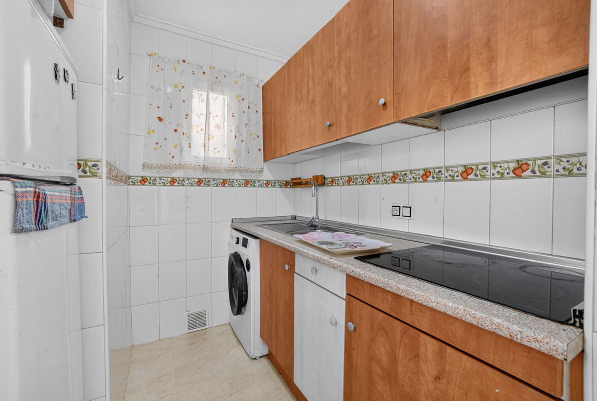 For sale - 2 Bedroom 1 Bathroom Apartment - Middle Floor Apartment in Torrevieja - Torrevieja Centro  - Alicante
