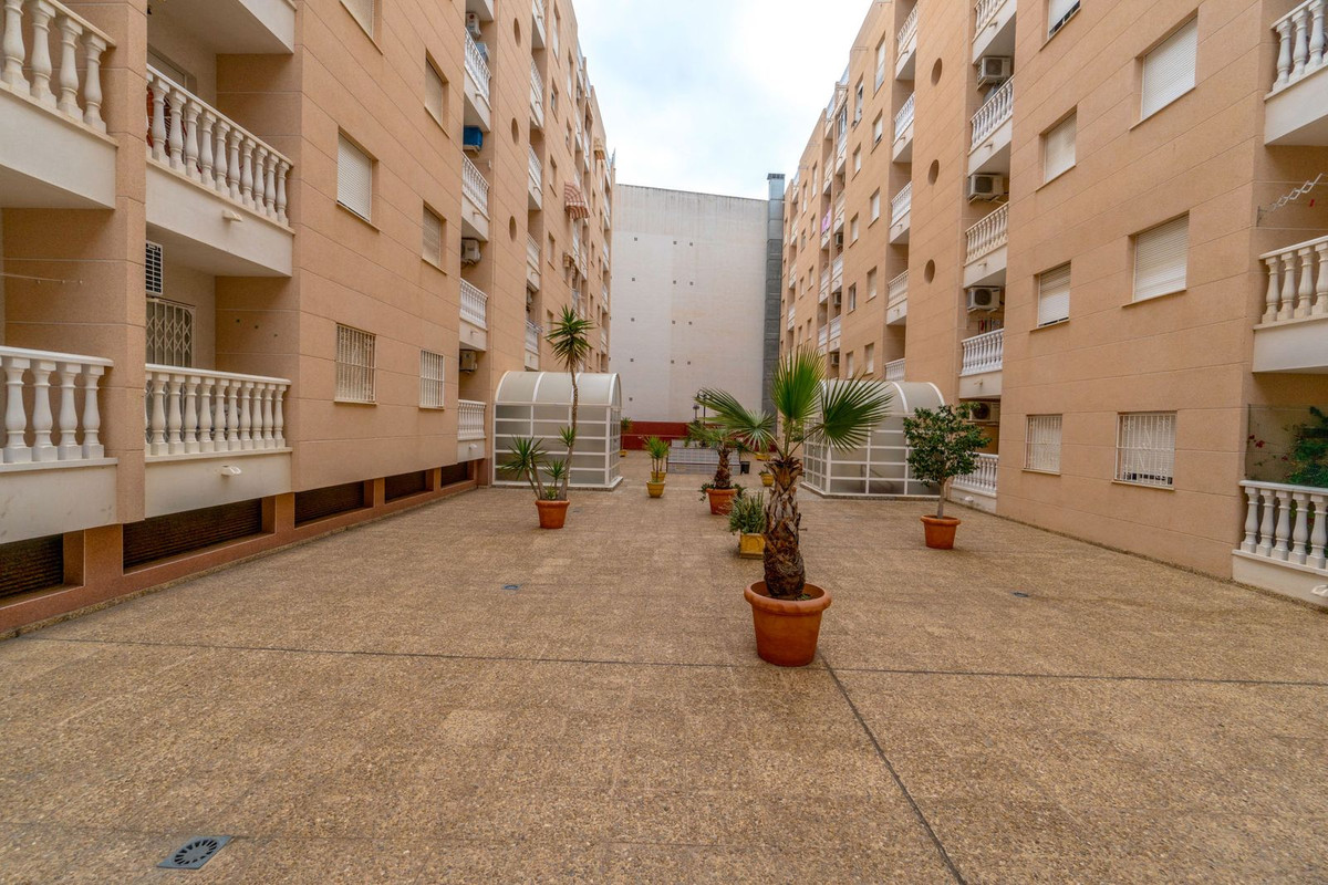 For sale - 2 Bedroom 1 Bathroom Apartment - Middle Floor Apartment in Torrevieja - Torrevieja Centro  - Alicante