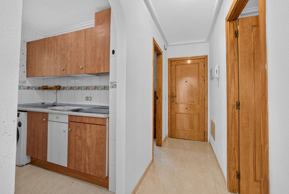 For sale - 2 Bedroom 1 Bathroom Apartment - Middle Floor Apartment in Torrevieja - Torrevieja Centro  - Alicante