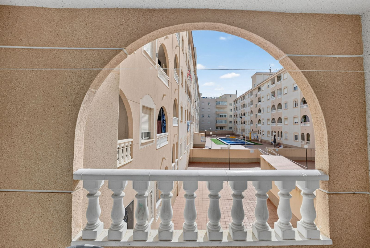 For sale - 2 Bedroom 1 Bathroom Apartment - Middle Floor Apartment in Torrevieja - Torrevieja Centro  - Alicante