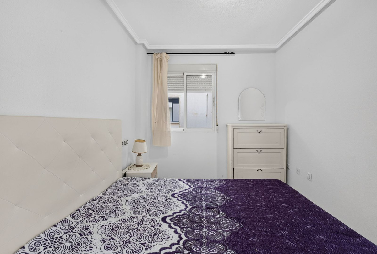 For sale - 2 Bedroom 1 Bathroom Apartment - Middle Floor Apartment in Torrevieja - Torrevieja Centro  - Alicante