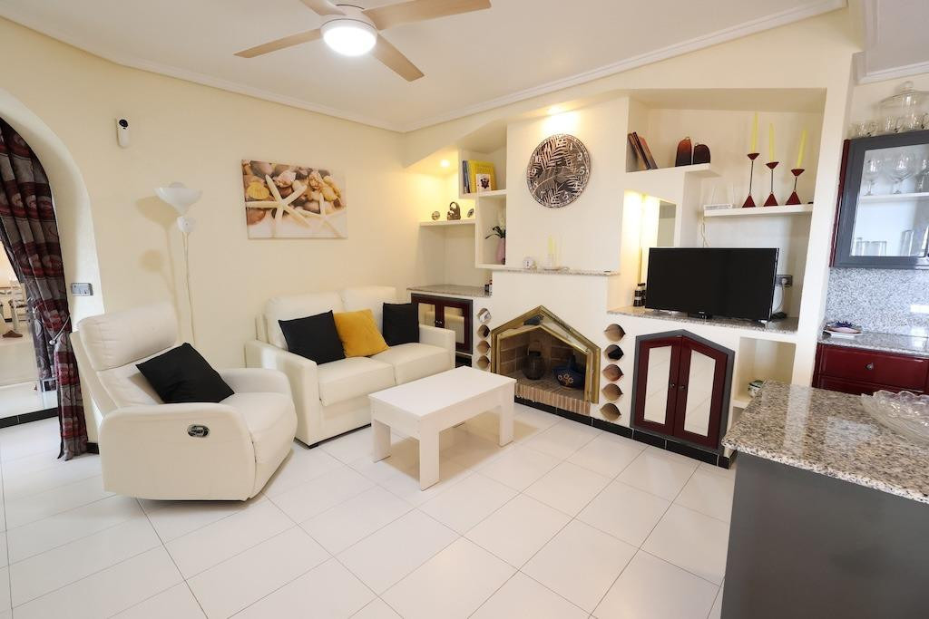 For sale - 2 Bedroom 1 Bathroom Apartment - Middle Floor Apartment in Torrevieja - Torrevieja Centro  - Alicante