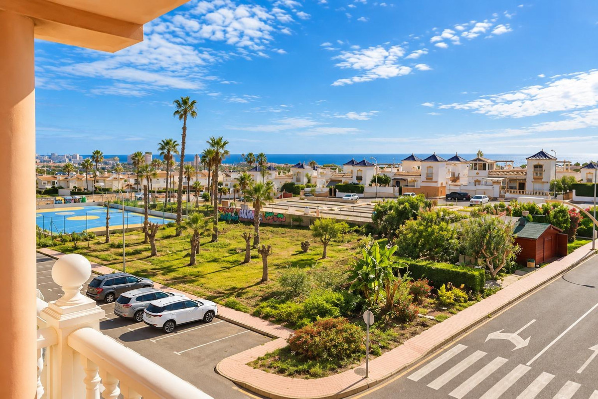 For sale - 2 Bedroom 1 Bathroom Apartment - Middle Floor Apartment in Torrevieja - Torrevieja Centro  - Alicante