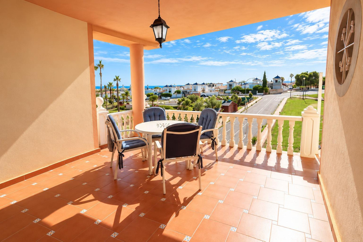 For sale - 2 Bedroom 1 Bathroom Apartment - Middle Floor Apartment in Torrevieja - Torrevieja Centro  - Alicante