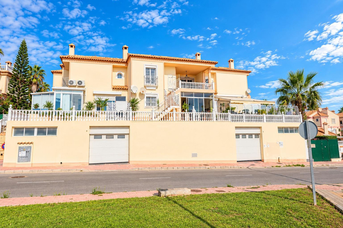 For sale - 2 Bedroom 1 Bathroom Apartment - Middle Floor Apartment in Torrevieja - Torrevieja Centro  - Alicante
