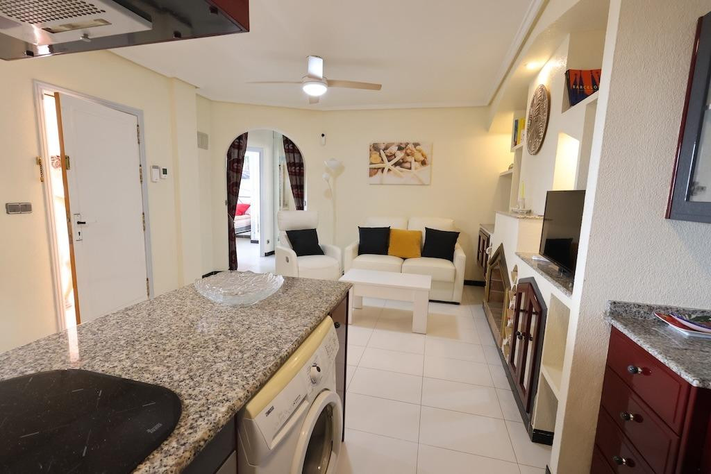 For sale - 2 Bedroom 1 Bathroom Apartment - Middle Floor Apartment in Torrevieja - Torrevieja Centro  - Alicante