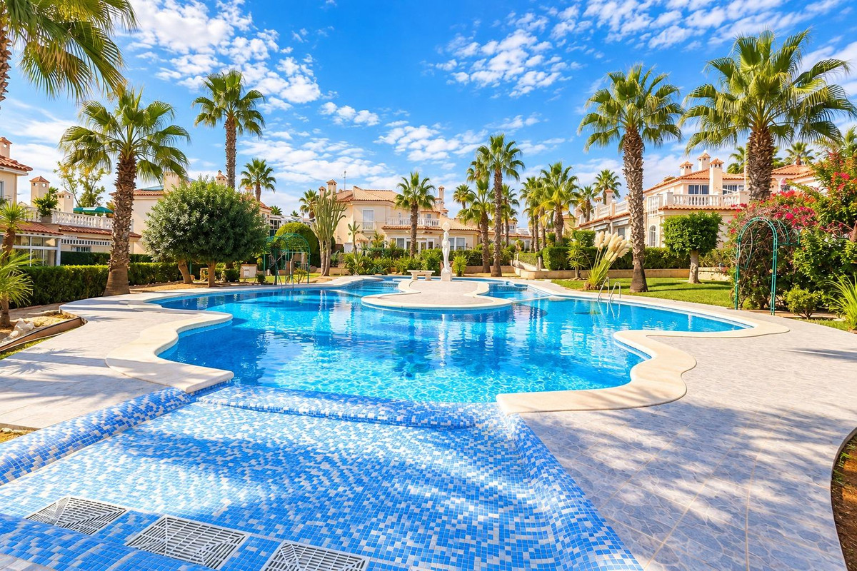 For sale - 2 Bedroom 1 Bathroom Apartment - Middle Floor Apartment in Torrevieja - Torrevieja Centro  - Alicante