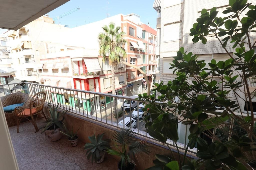 For sale - 3 Bedroom 2 Bathroom Apartment - Middle Floor Apartment in Torrevieja - Torrevieja Centro  - Alicante