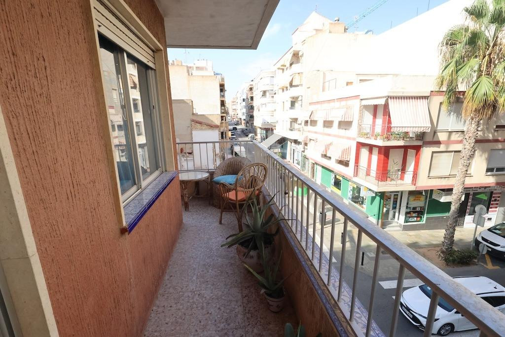 For sale - 3 Bedroom 2 Bathroom Apartment - Middle Floor Apartment in Torrevieja - Torrevieja Centro  - Alicante