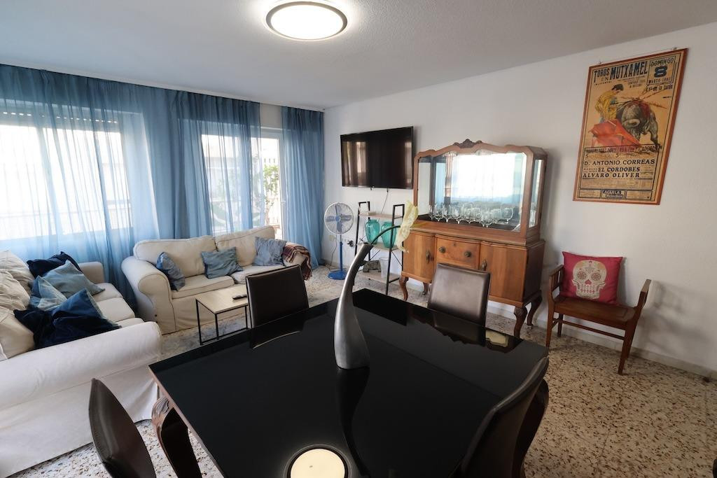 For sale - 3 Bedroom 2 Bathroom Apartment - Middle Floor Apartment in Torrevieja - Torrevieja Centro  - Alicante
