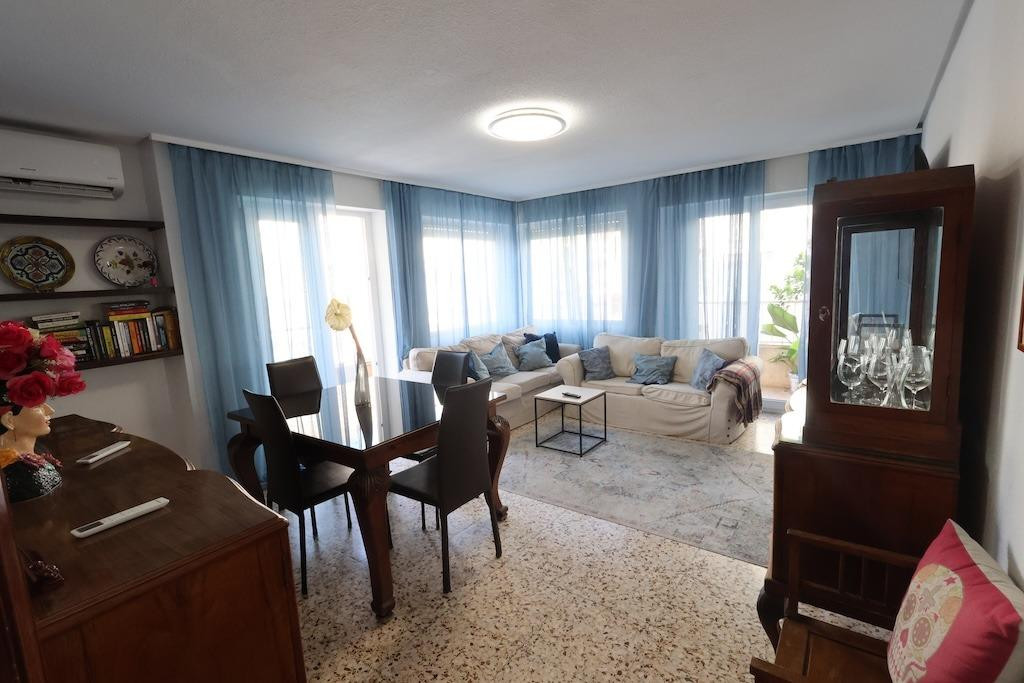 For sale - 3 Bedroom 2 Bathroom Apartment - Middle Floor Apartment in Torrevieja - Torrevieja Centro  - Alicante