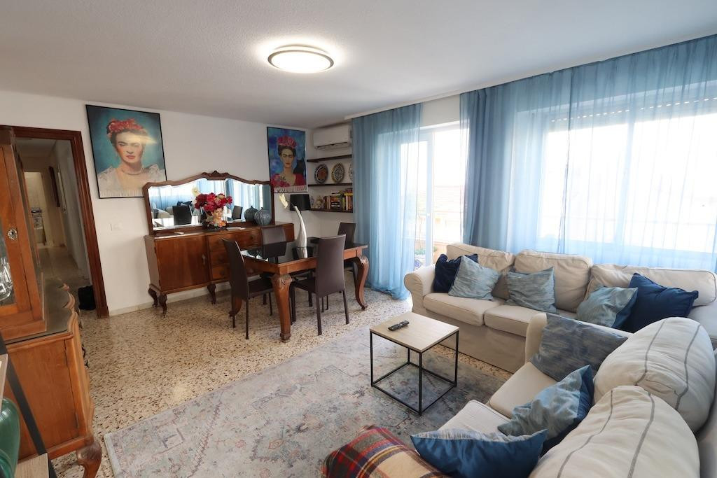 For sale - 3 Bedroom 2 Bathroom Apartment - Middle Floor Apartment in Torrevieja - Torrevieja Centro  - Alicante