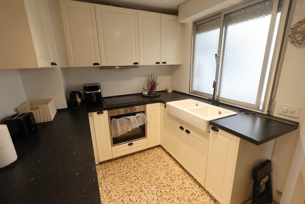 For sale - 3 Bedroom 2 Bathroom Apartment - Middle Floor Apartment in Torrevieja - Torrevieja Centro  - Alicante