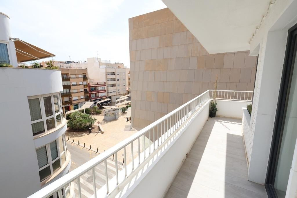 For sale - 3 Bedroom 2 Bathroom Apartment - Penthouse in Torrevieja - Torrevieja Centro  - Alicante