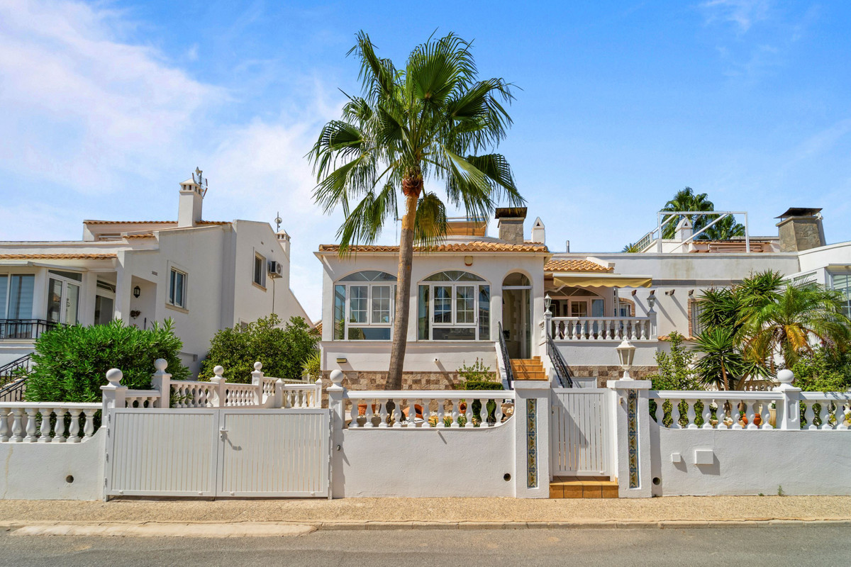 For sale - 3 Bedroom 2 Bathroom House - Detached Villa in Orihuela - Los Dolses  - Alicante