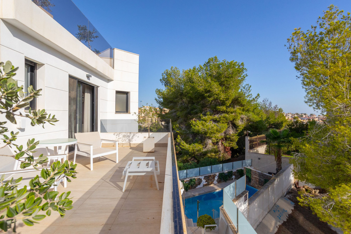 For sale - 3 Bedroom 4 Bathroom House - Detached Villa in Orihuela - Villamartin  - Alicante