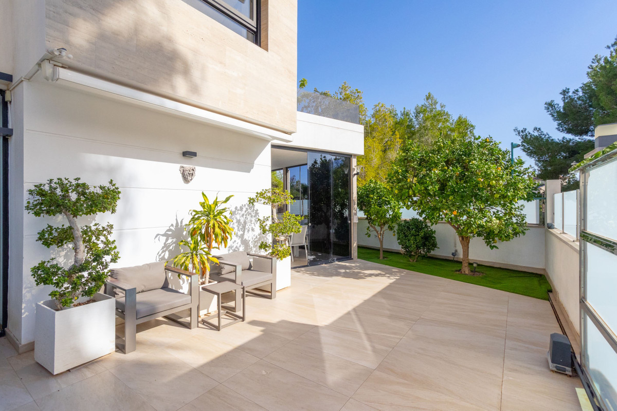 For sale - 3 Bedroom 4 Bathroom House - Detached Villa in Orihuela - Villamartin  - Alicante