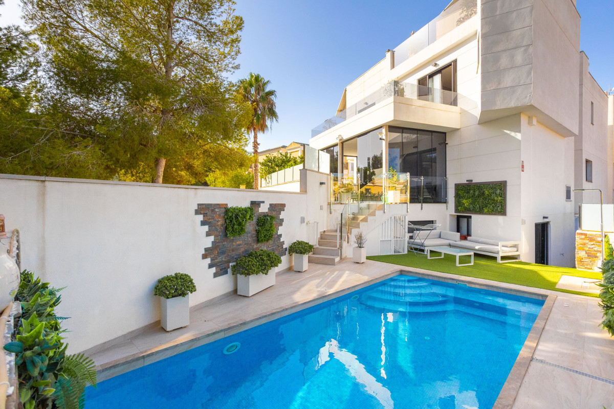For sale - 3 Bedroom 4 Bathroom House - Detached Villa in Orihuela - Villamartin  - Alicante