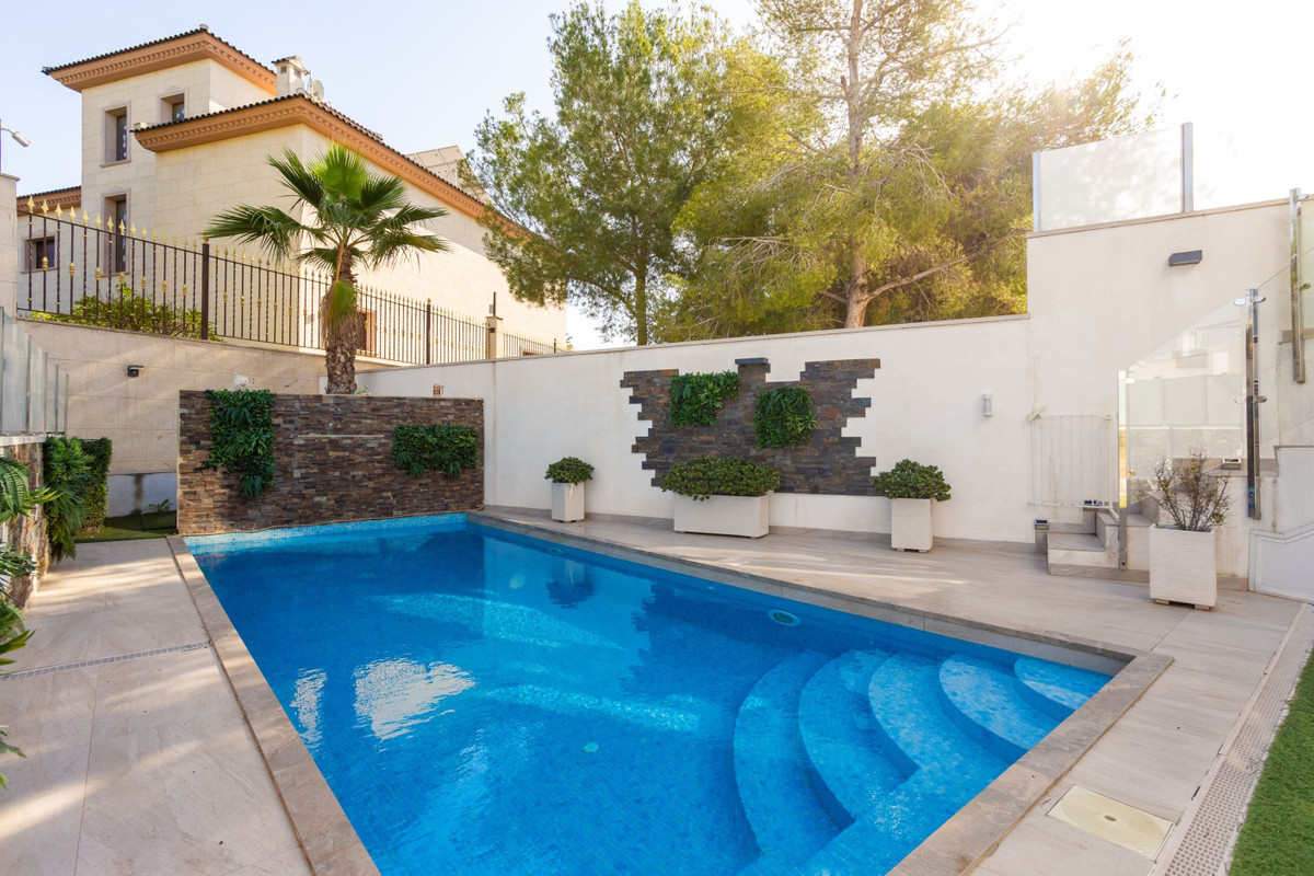 For sale - 3 Bedroom 4 Bathroom House - Detached Villa in Orihuela - Villamartin  - Alicante