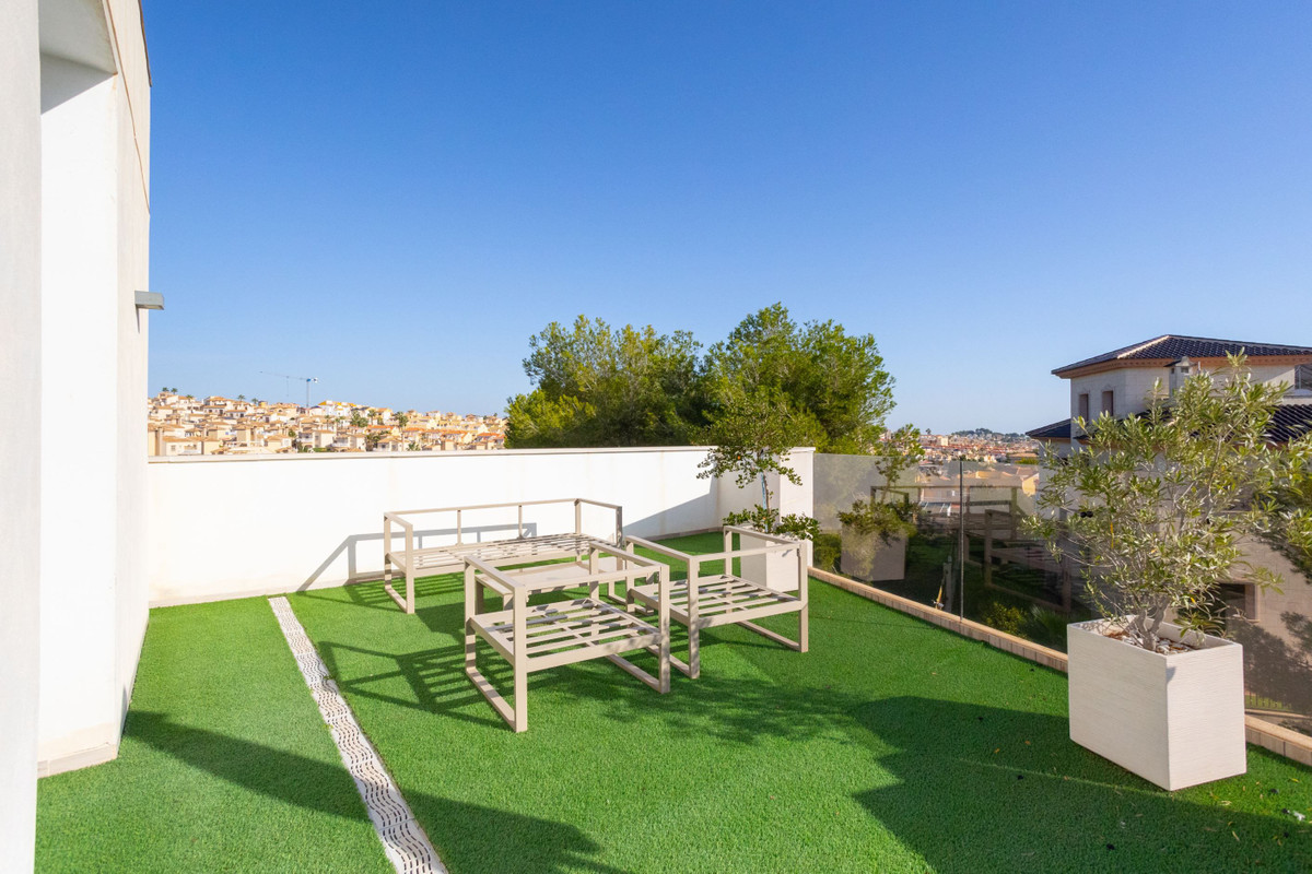 For sale - 3 Bedroom 4 Bathroom House - Detached Villa in Orihuela - Villamartin  - Alicante