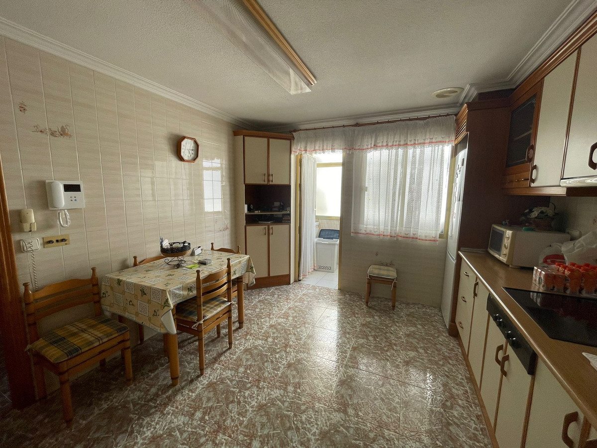 For sale - 4 Bedroom 2 Bathroom Apartment - Middle Floor Apartment in Torrevieja - Torrevieja Centro  - Alicante
