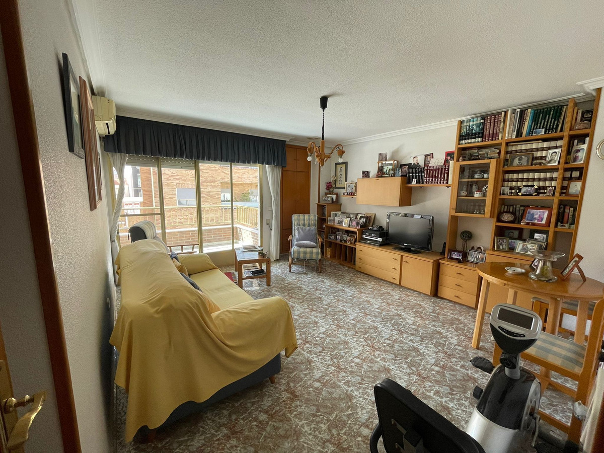 For sale - 4 Bedroom 2 Bathroom Apartment - Middle Floor Apartment in Torrevieja - Torrevieja Centro  - Alicante