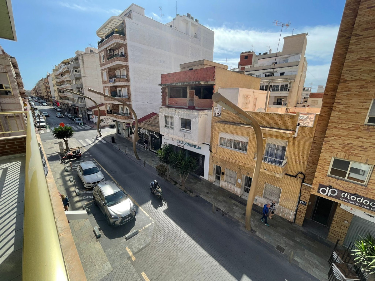 For sale - 4 Bedroom 2 Bathroom Apartment - Middle Floor Apartment in Torrevieja - Torrevieja Centro  - Alicante