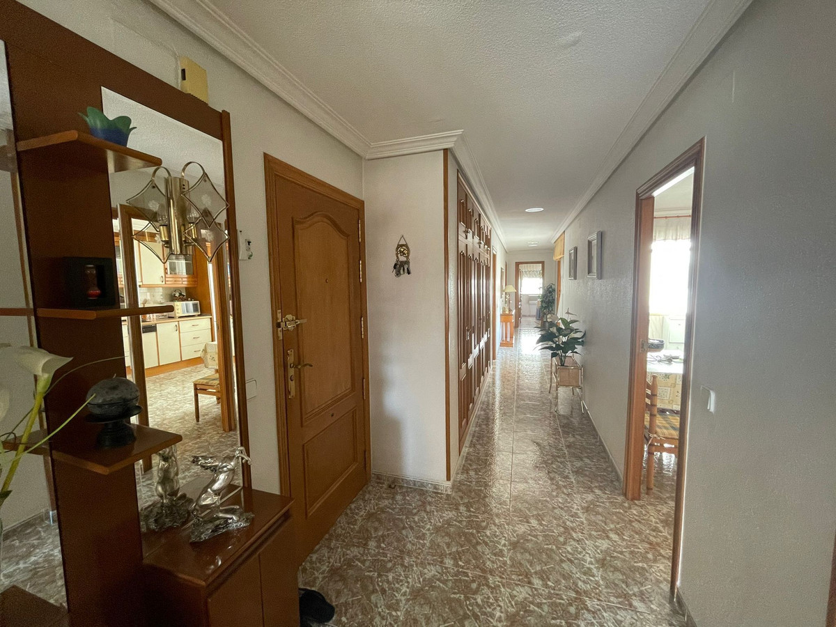 For sale - 4 Bedroom 2 Bathroom Apartment - Middle Floor Apartment in Torrevieja - Torrevieja Centro  - Alicante