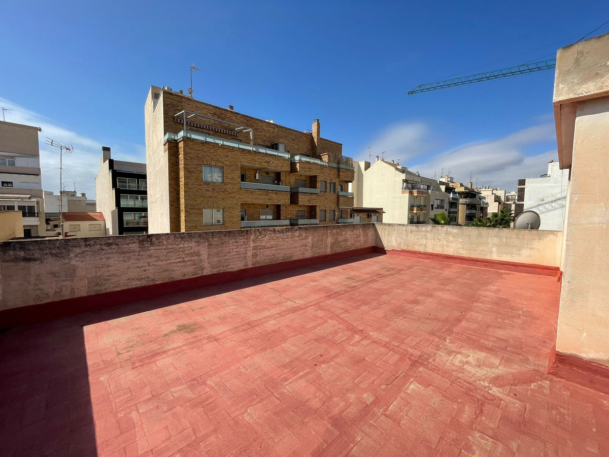 For sale - 4 Bedroom 2 Bathroom Apartment - Middle Floor Apartment in Torrevieja - Torrevieja Centro  - Alicante