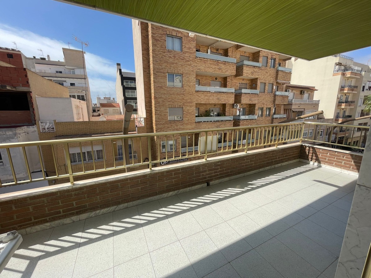 For sale - 4 Bedroom 2 Bathroom Apartment - Middle Floor Apartment in Torrevieja - Torrevieja Centro  - Alicante