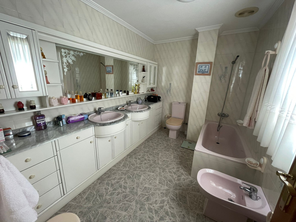 For sale - 4 Bedroom 2 Bathroom Apartment - Middle Floor Apartment in Torrevieja - Torrevieja Centro  - Alicante