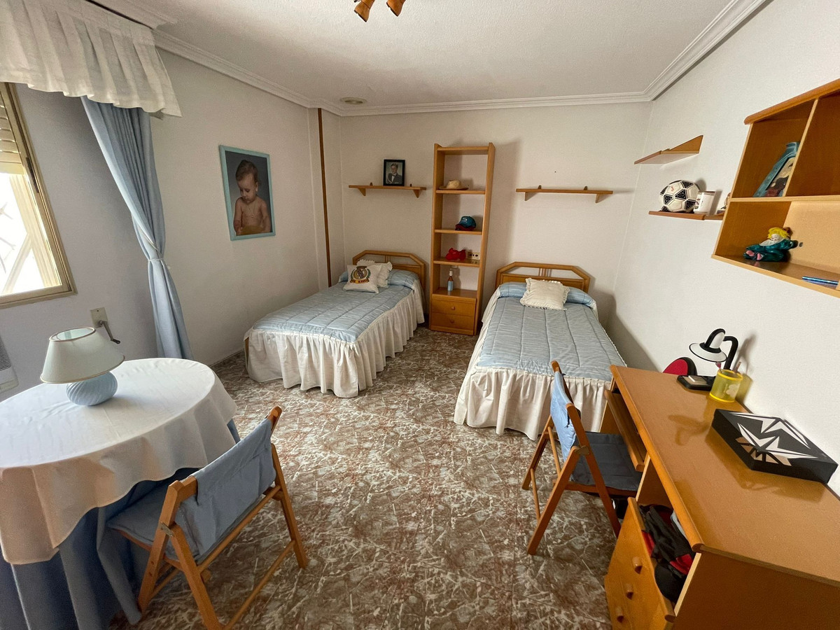 For sale - 4 Bedroom 2 Bathroom Apartment - Middle Floor Apartment in Torrevieja - Torrevieja Centro  - Alicante