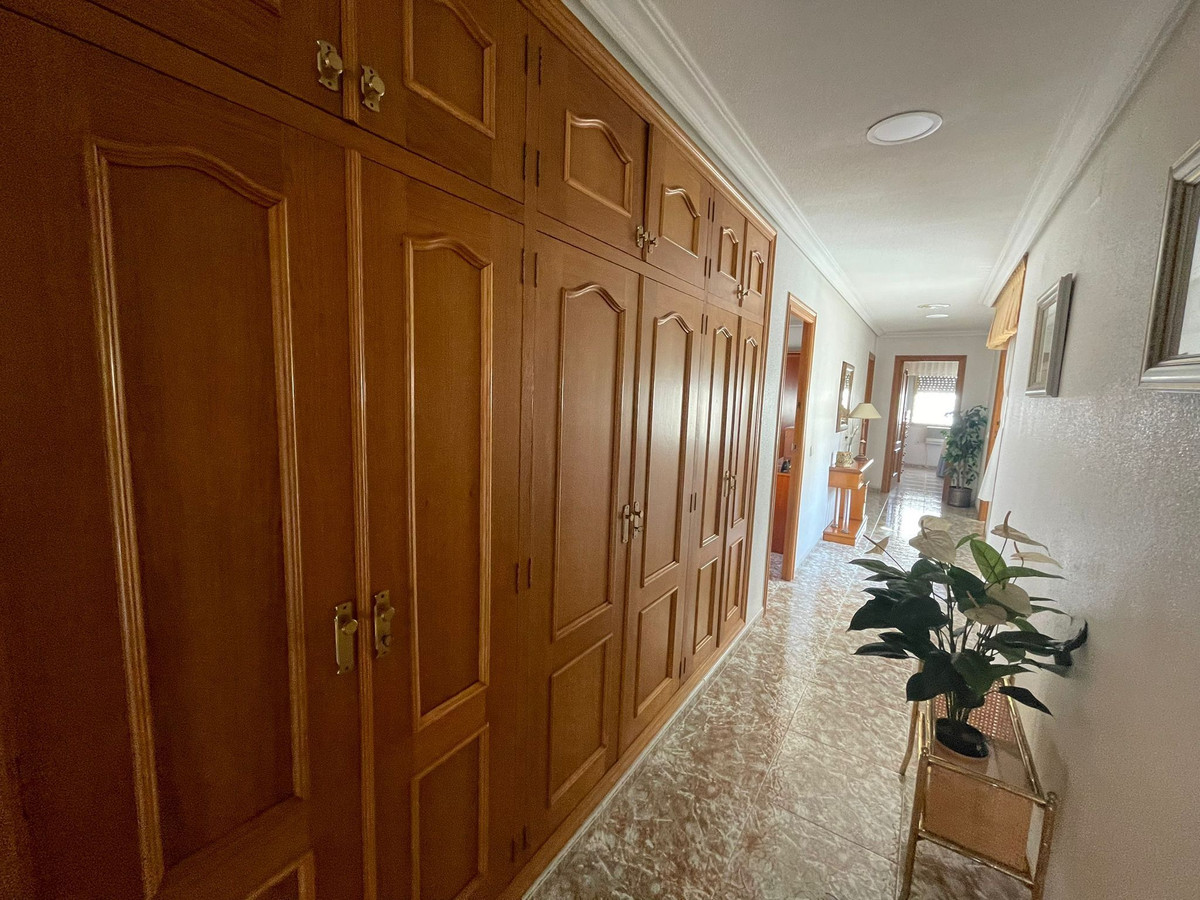 For sale - 4 Bedroom 2 Bathroom Apartment - Middle Floor Apartment in Torrevieja - Torrevieja Centro  - Alicante