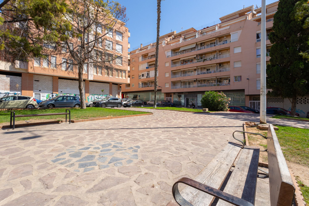 For sale - 4 Bedroom 2 Bathroom Apartment - Middle Floor Apartment in Torrevieja - Torrevieja Centro  - Alicante