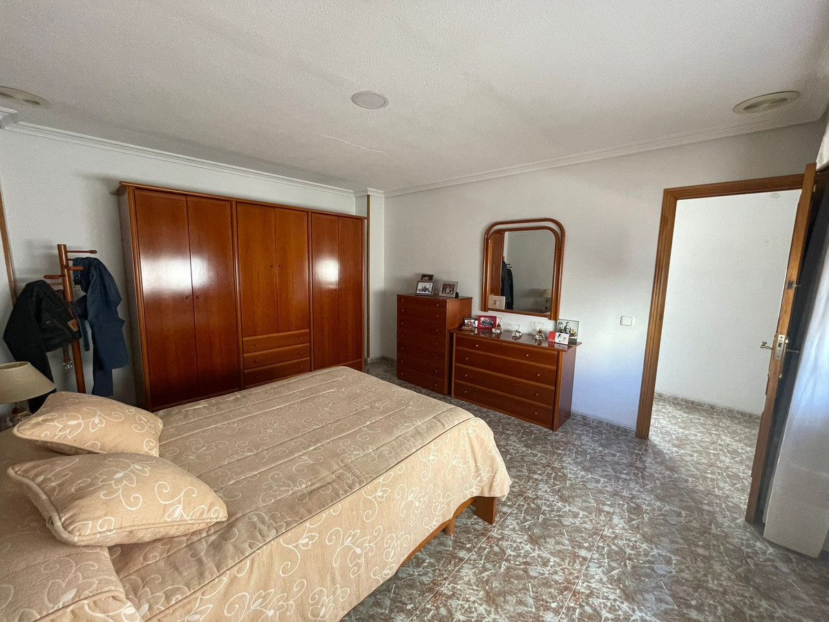For sale - 4 Bedroom 2 Bathroom Apartment - Middle Floor Apartment in Torrevieja - Torrevieja Centro  - Alicante