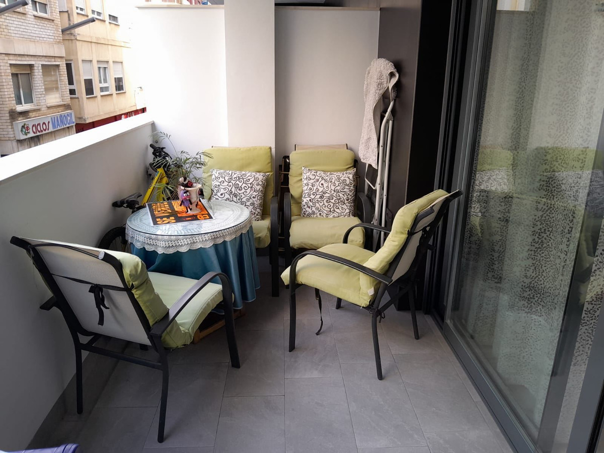 For sale - 3 Bedroom 2 Bathroom Apartment - Middle Floor Apartment in Torrevieja - Torrevieja Centro  - Alicante